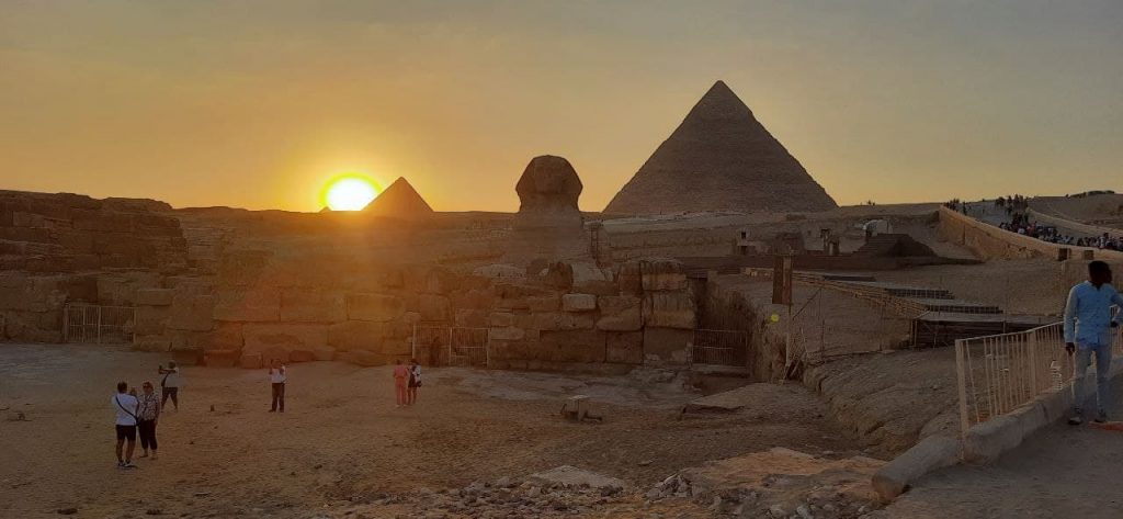 Закат солнца на пирамидах. Вечерние пирамиды